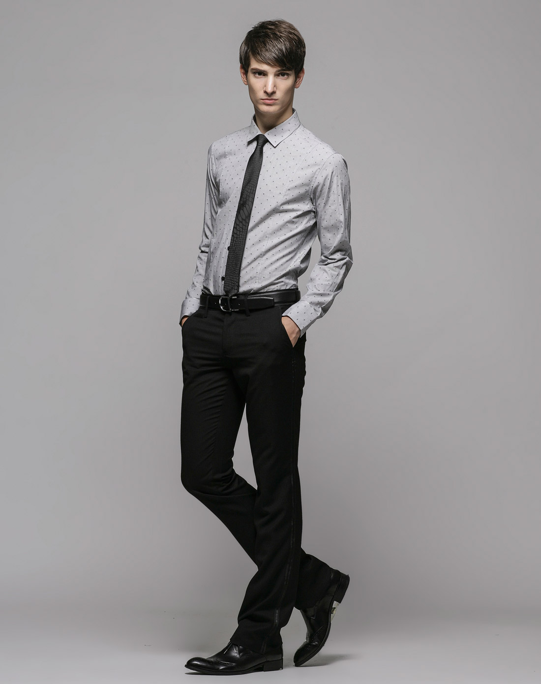 白黑条修身绣花波点长袖衬衫