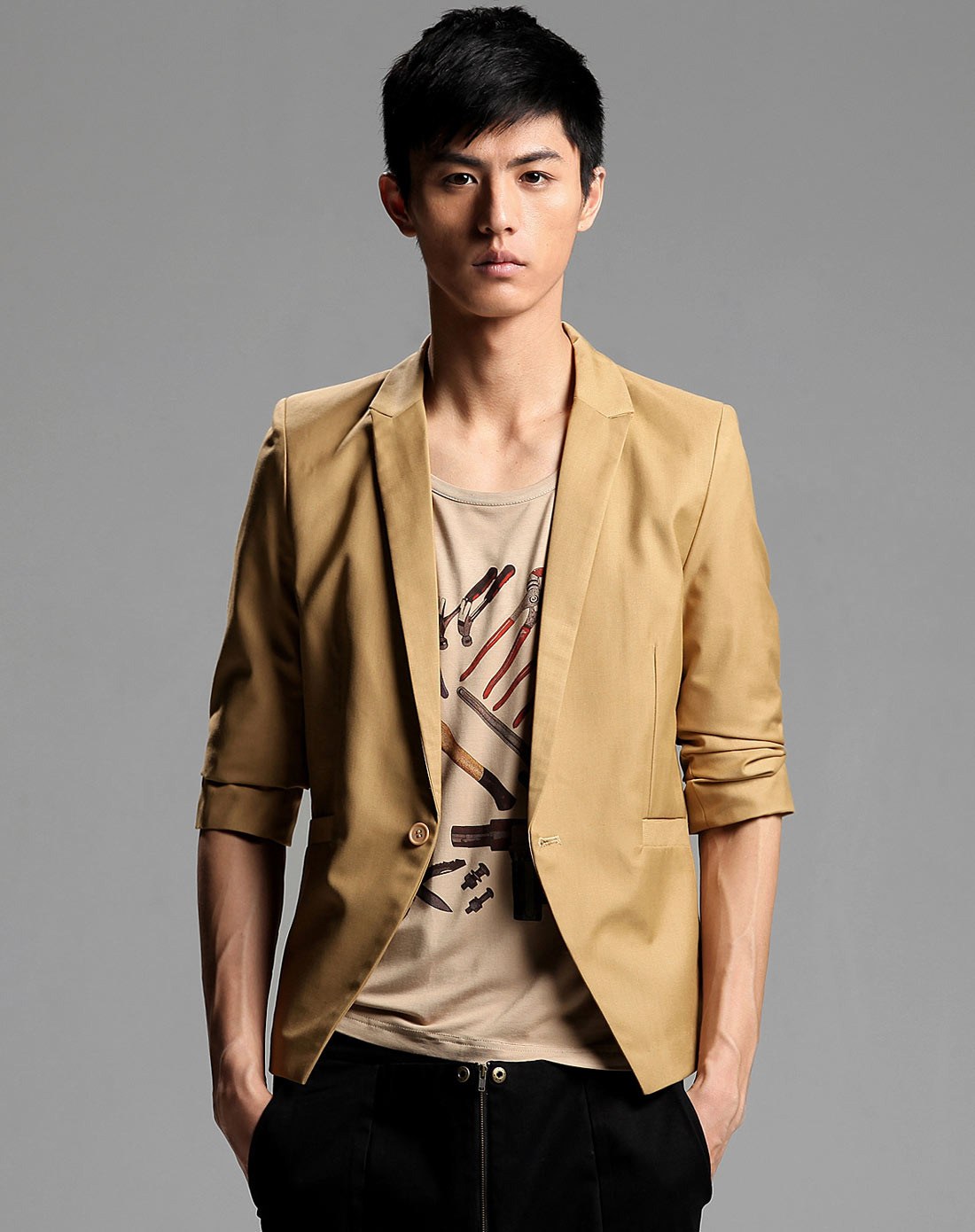 卡其色单粒扣七分袖休闲西服