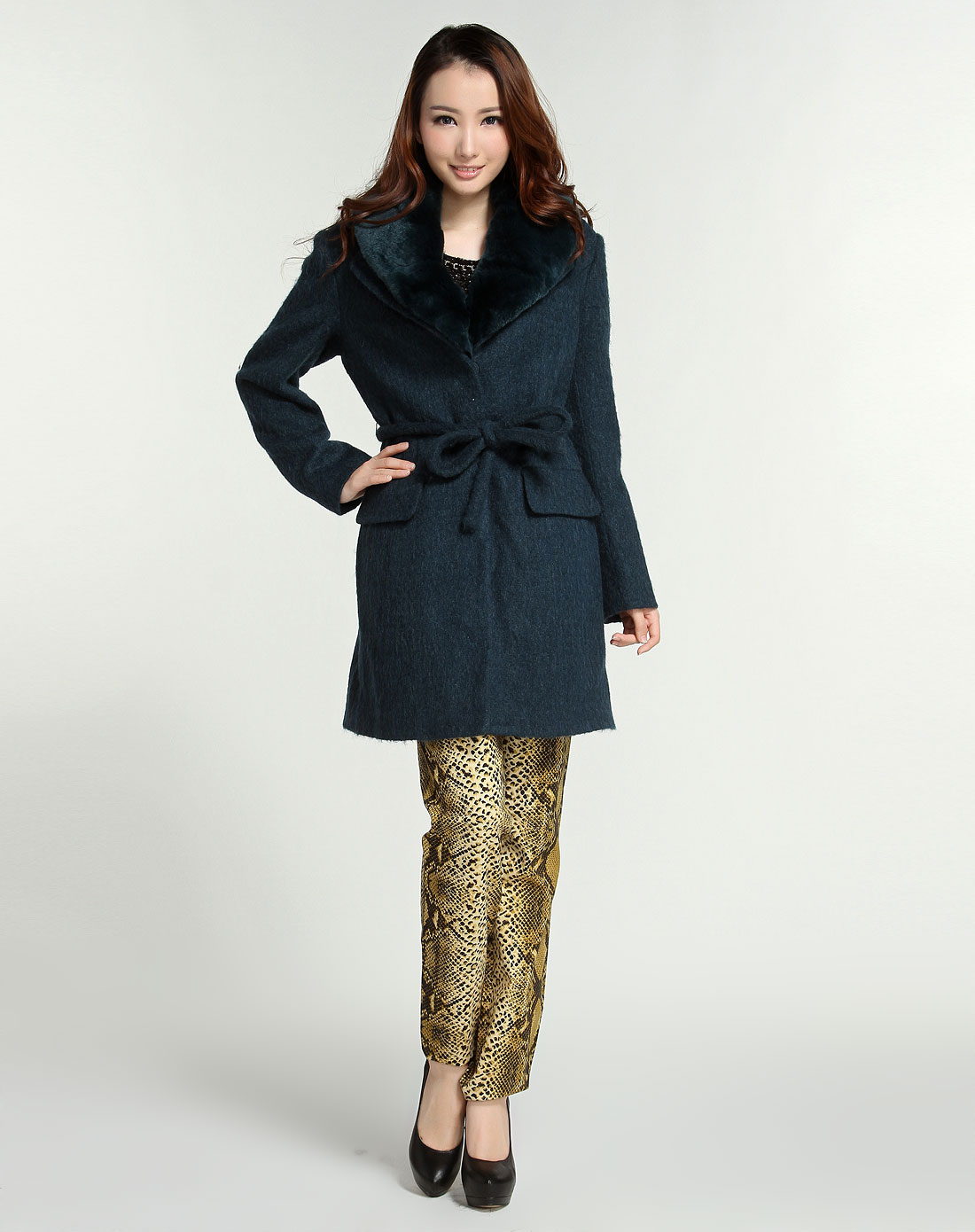 > 毛领大方贵气蓝绿色长袖大衣