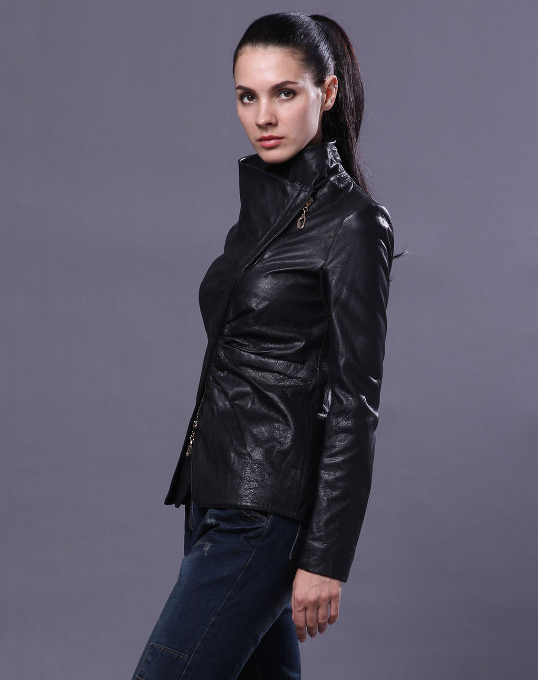 > 女款黑色真皮皮衣