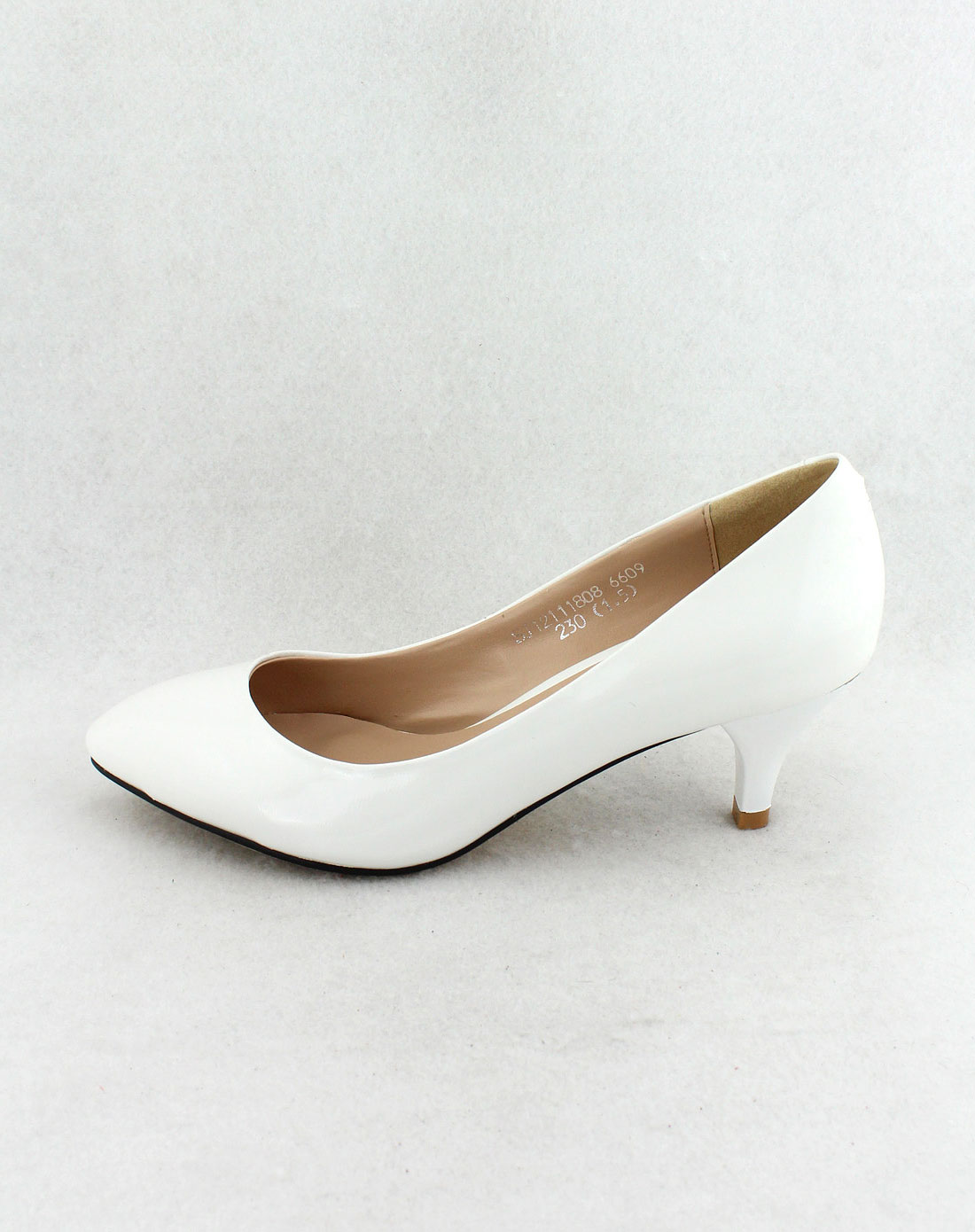 白色浅口漆面羊皮低跟鞋