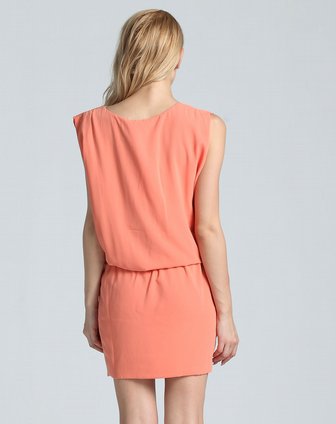 女粉橙无袖连衣裙