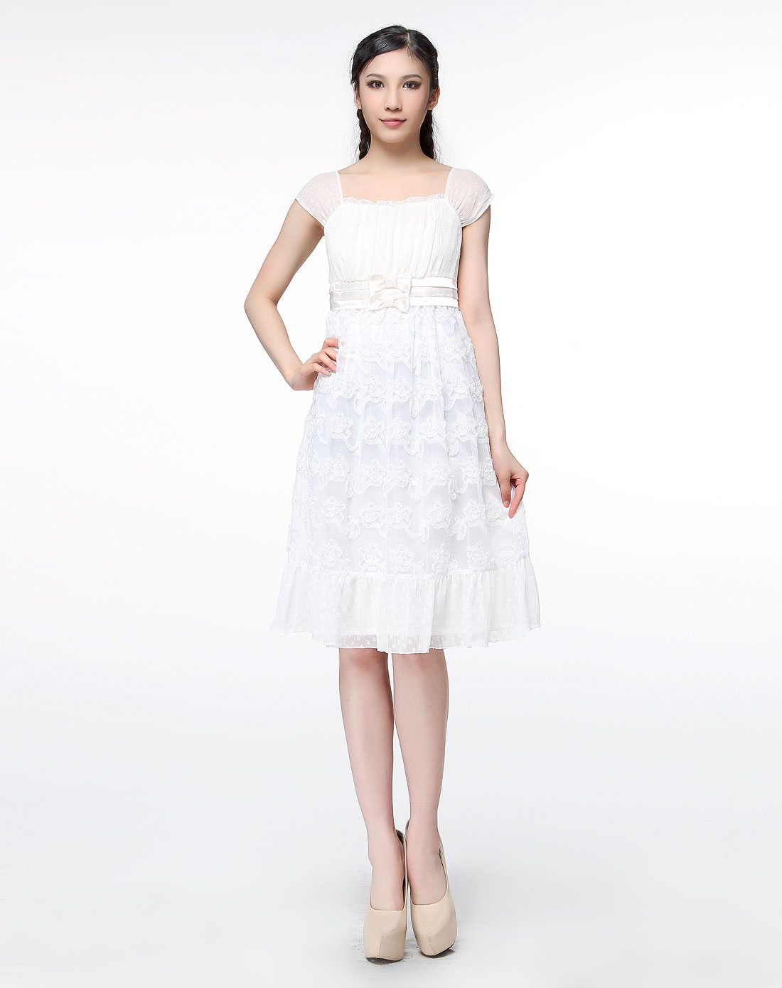 白色清新可人绣花短袖雪纺连衣裙