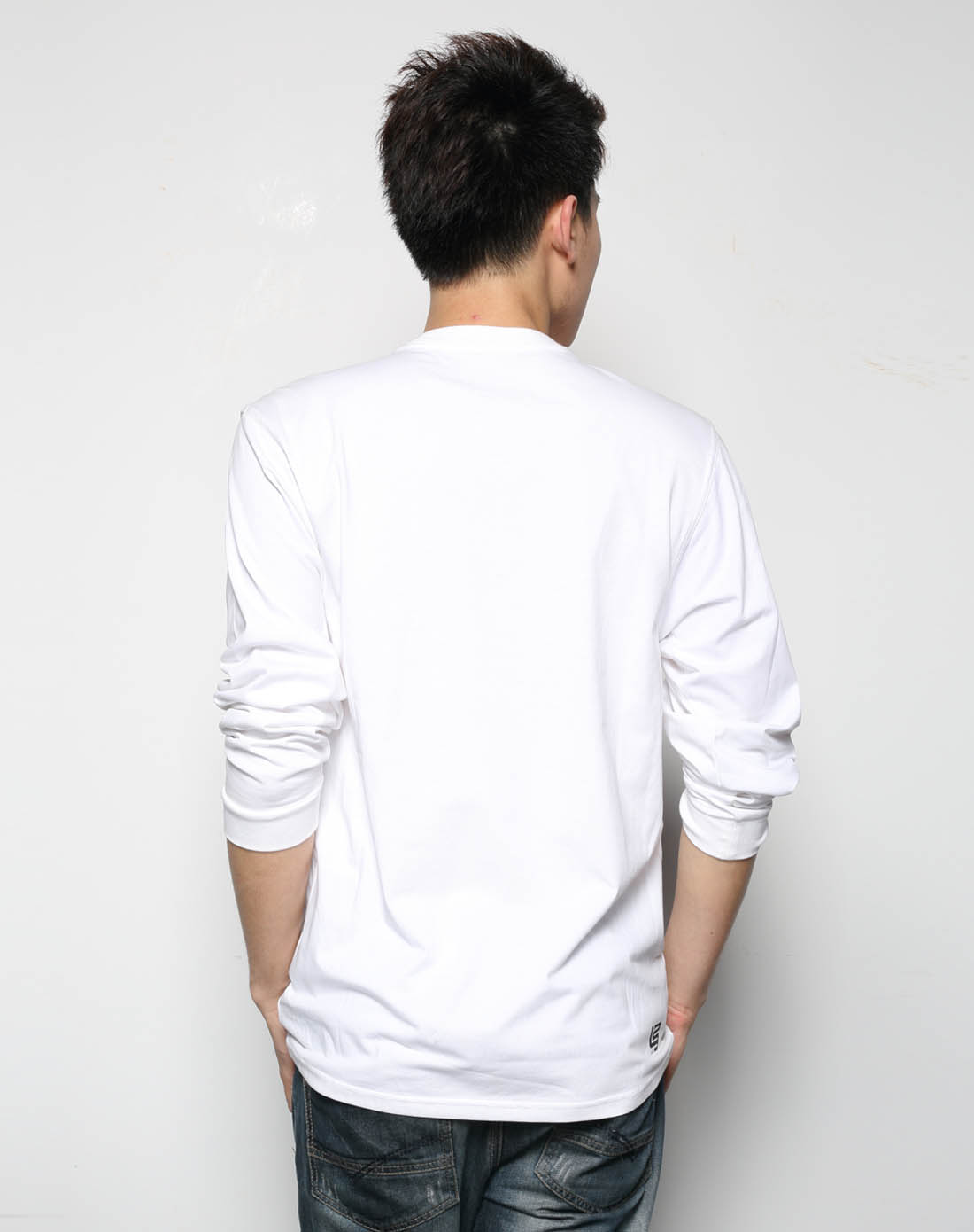 男子白色长袖t恤