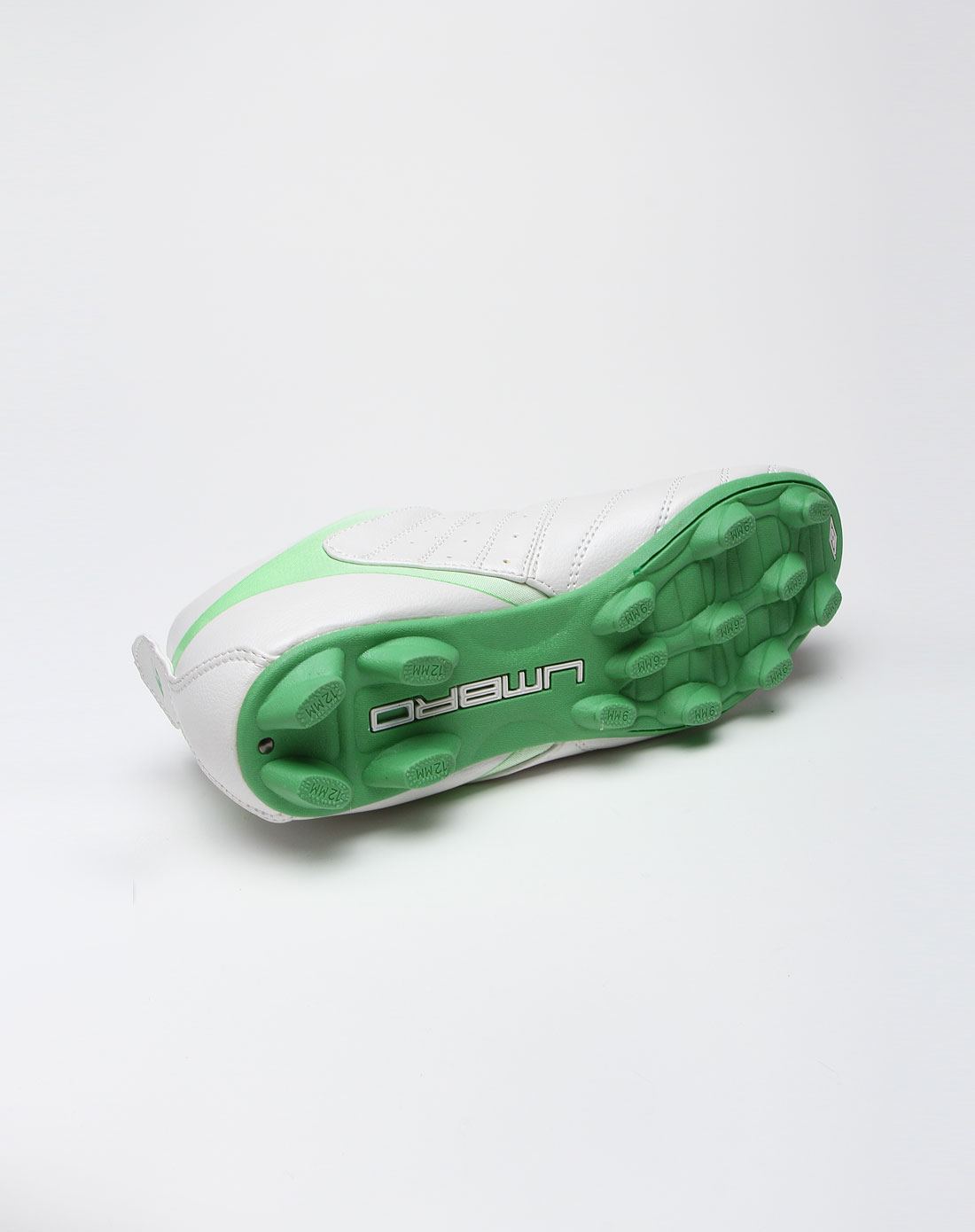 男款白14刀钉足球鞋