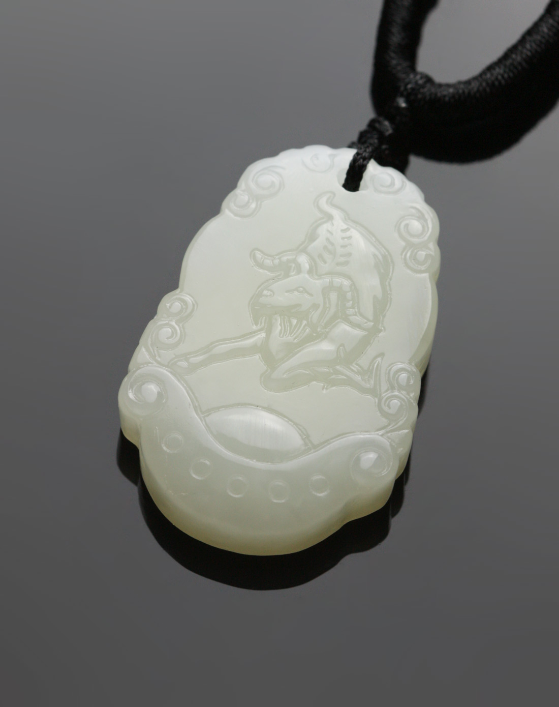 青白和田玉生肖羊吉祥吊坠(附证书)