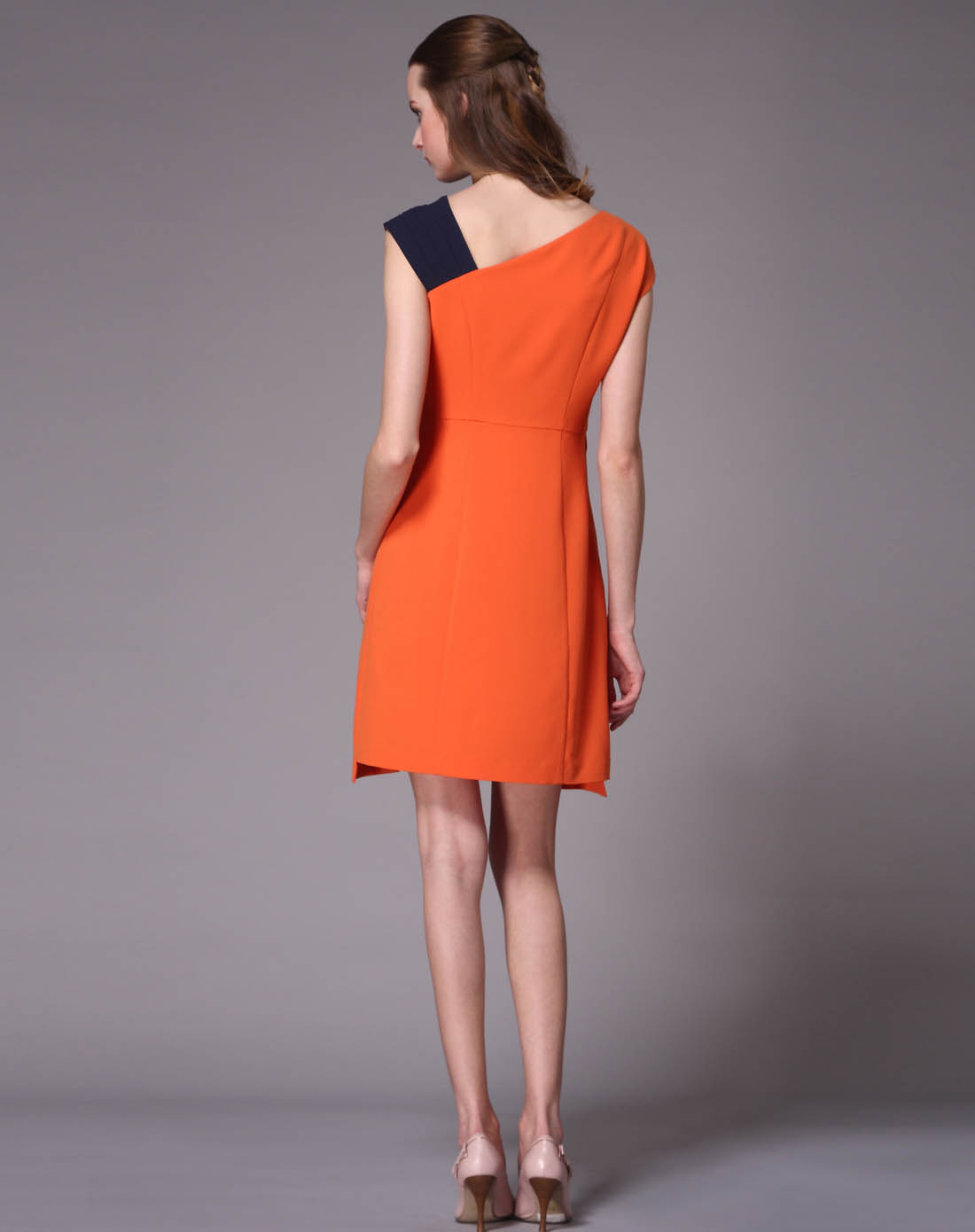 粉橙色不规则短袖时尚亮丽圆领修身连衣裙