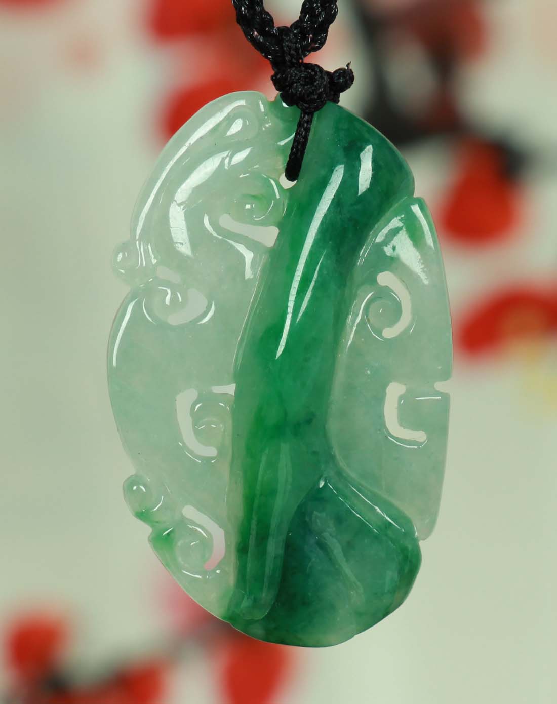 天然翡翠雕刻镂空吊坠附带国家级认证证书