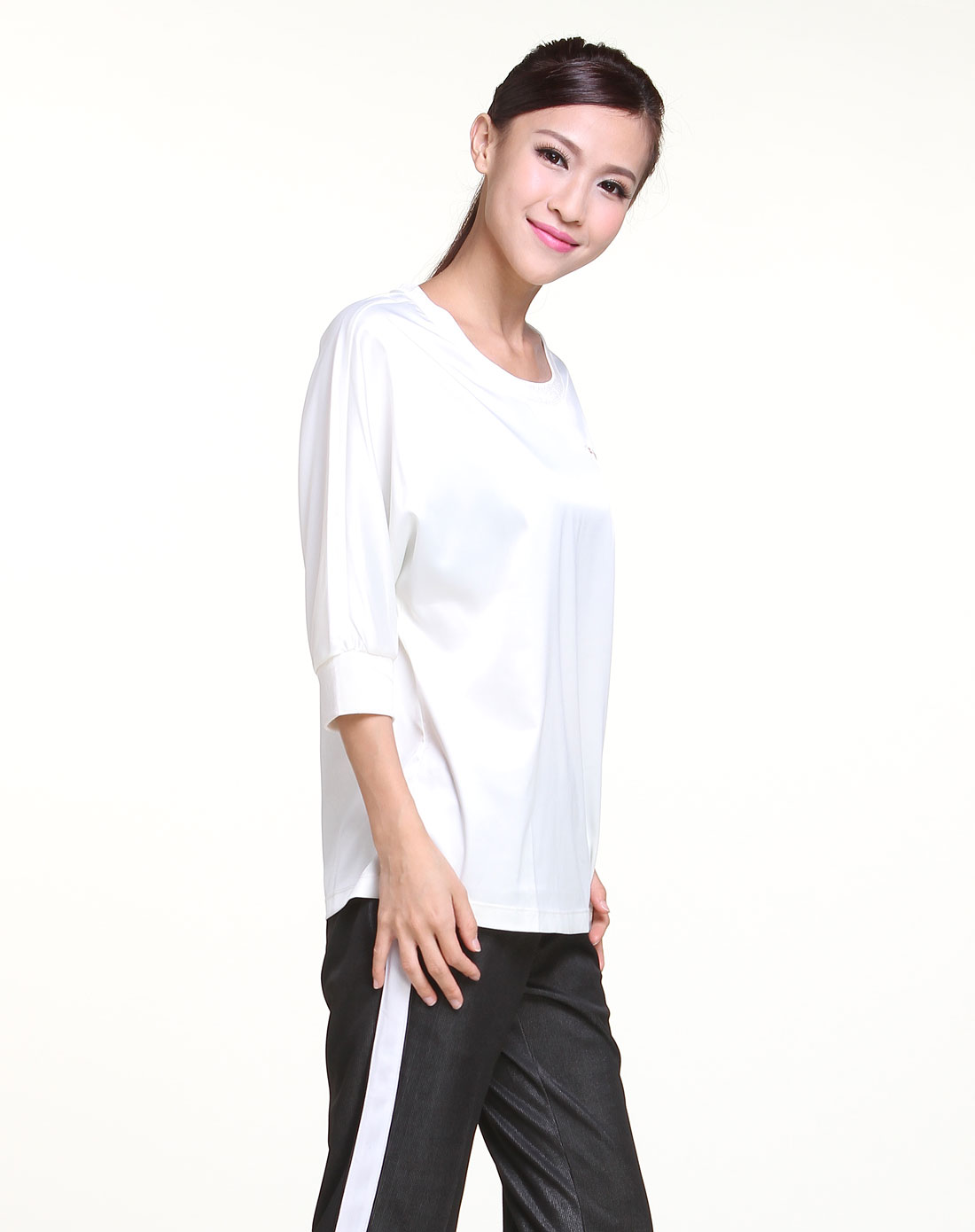 女款白色圆领中袖t恤